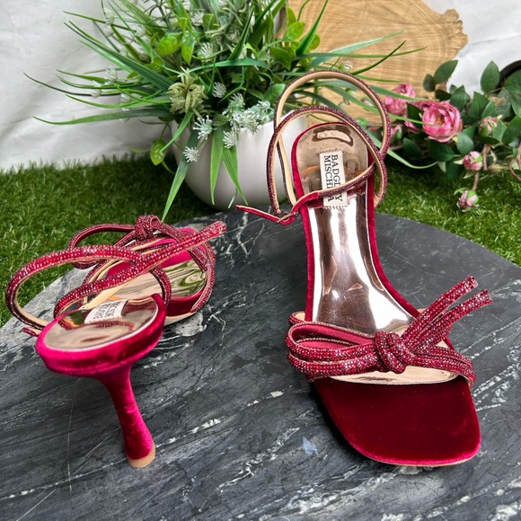 BADGLEY MISCHKA
Effie Strappy Bow
Stiletto Heels RUBY RED
$245 size 7.5 gently - Picture 9 of 17